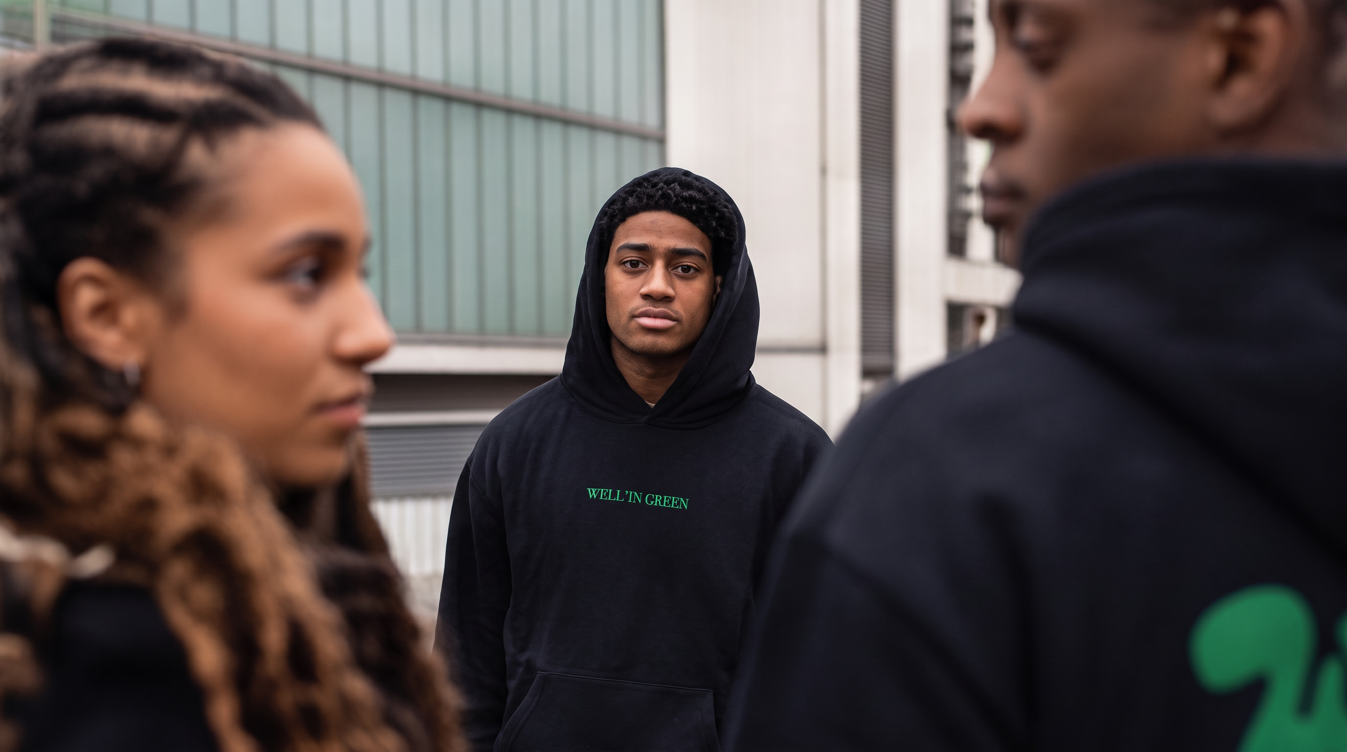 Le sweat Well'in Green porté en groupe